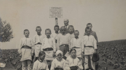 Dzieci na kursie Przysposobienia Rolniczego, na tablicy napis w języku polskim i ukraińskim, 1934, Toporowce, powiat Horodenka, woj. Stanisławów./Źródło: https://zbrodniawolynska.pl/zw1/galeria-1/149,Galeria-zdjec.html