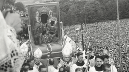 Obraz Matki Boskiej Częstochowskiej wyniesiony na Wały Jasnogórskie, 26 sierpnia 1956 r. Fot. Instytut Prymasowski