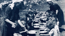 Dzieci podczas Wielkiego Głodu, wieś Trifăuți, powiat Soroca, 1947 r. Biblioteka zdjęć, kolekcja Raskina. Źródło: Narodowa Agencja Archiwów Republiki Mołdawskiej