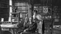 Jan Kasprowicz z żoną Marią w swojej bibliotece w willi "Harenda"./NAC