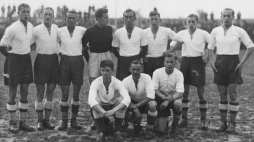 Letnie Igrzyska Olimpijskie w Berlinie, 1936 r. Olimpijska drużyna piłkarska. Stoją od lewej: Teodor Peterek, Ryszard Piec, Józef Kotlarczyk, bramkarz Spirydion Albański, Jan Wasiewicz, Ernest Wilimowski, Antoni Gałecki, Walerian Kisieliński. Siedzą od lewej: Fryderyk Scherfke, Władysław Szczepaniak, Ewald Dytko./NAC