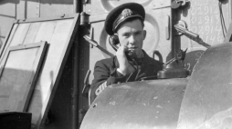 Okręt Marynarki Wojennej ORP Żuraw w porcie, 1948 r./NAC