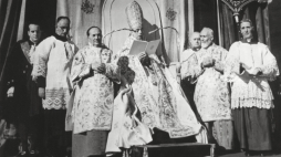 Papież Pius XII 1 listopada 1950 r. ogłosił w konstytucji apostolskiej „Munificentissimus Deus” (Najszczodrobliwszy Bóg), że „Niepokalana Bogarodzica zawsze Dziewica Maryja po zakończeniu swojego ziemskiego życia została z ciałem i duszą wzięta do niebieskiej chwały”./Źródło: en.wikipedia