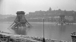 Wypalone ruiny Zamku Królewskiego z widokiem na zniszczony Most Łańcuchowy w Budapeszcie, 1945 r. Fot. FOTO:FORTEPAN / Kurutz Márton, CC BY-SA 3.0 <https://creativecommons.org/licenses/by-sa/3.0>, via Wikimedia Commons