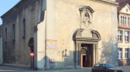 Fasada kościoła św. Wojciecha w Bytomiu w 2011 roku. Fot. Kazimierz Mendlik, CC BY-SA 3.0 <https://creativecommons.org/licenses/by-sa/3.0>, via Wikimedia Commons
