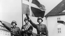 Żołnierze Frikorps Danmark podczas zaprzysiężenia w koszarach SS Hamburg-Langenhorn. Ochotniczy Legion Duński (Waffen-SS). Fot. Narodowe Archiwum Cyfrowe, sygn. 2-15577, Public domain, via Wikimedia Commons