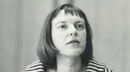 Ingeborg Bachmann (1960). Fot. Fritz Peyer, CC BY-SA 4.0 <https://creativecommons.org/licenses/by-sa/4.0>, via Wikimedia Commons