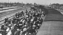 Auschwitz, maju 1944 roku. Po prawej stronie zdjęcia widoczny południowy koniec „obozu cygańskiego”. Źródło: de.wikipedia