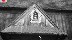 Dębno Podhalańskie, 1946. Gotycki, drewniany kościół pw. św. Michała Archanioła, z połowy XV wieku. Fot. PAP/Hodura 