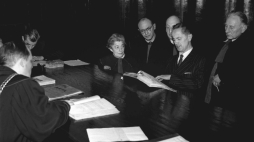 1956 r. Kazimierz Moczarski (stoi, drugi z prawej) zapoznaje się z aktami w czasie swojego procesu rehabilitacyjnego w 1956 r. Fot. PAP/Wojciech Kondracki