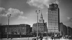 W budynku Prudentialu w Warszawie mieściła się eksperymentalna stacja telewizyjna, z której 26 sierpnia 1939 r. wyemitowano pierwszy w dziejach polskiej telewizji film. Fot. PAP/Mariusz Szyperko