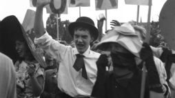I Festiwal Jazzowy W Sopocie w sierpniu 1956 r. Ulica Bohaterów Monte Cassino zapełniła się tłumem młodzieży z transparentami. Fot. PAP/Janusz Uklejewski