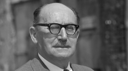 Warszawa, lipiec 1971 r. Stefan Wiechecki (1896–1979), pseud. Wiech, pisarz, dziennikarz. Współpracownik wielu pism warszawskich, autor popularnych felietonów i humoresek. Znawca gwary warszawskiej, bystry obserwator mentalności i sposobu bycia mieszkańców stolicy. Fot. PAP/CAF/Edmund Uchymiak