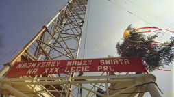 Konstantynów 18.05.1974. Finał montażu masztu radiowego dla Programu 1 Polskiego Radia. Fot. Jan Morek (PAP)