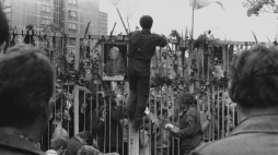 Gdańsk, 22.08.1980 r. Strajkujący pracownik Stoczni Gdańskiej im. Lenina na bramie stoczni. Od 14 sierpnia w stoczni trwa strajk. Fot. PAP/CAF/Janusz Uklejewski