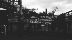 Szczecin, 25.08.1980 r. Brama Stoczni Szczecińskiej im. Adolfa Warskiego, której załoga poparła protesty robotnicze na Wybrzeżu i rozpoczęła strajk 18.08.1980 r. Fot. PAP/CAF/Jerzy Undro