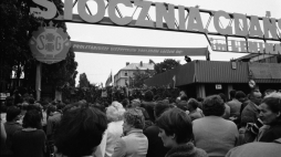 Brama Stoczni z Gdańskiej 31 sierpnia 1980 r. z hasłem Proletariusze wszystkich zakładów łączcie się. Fot. PAP/CAF/Janusz Uklejewski