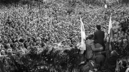 Lech Wałęsa ogłasza zakończenie strajku - 31 sierpnia 1980 r. Fot. PAP/Erazm Ciołek 