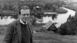Nowogród, 06.1981 r. Wizyta Czesława Miłosza w Polsce. Na zdj.: Czesław Miłosz w Skansenie Kurpiowskim , w tle rzeka Narew. Fot. PAP/Jerzy Undro