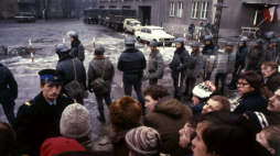 Strajk w Wyższej Oficerskiej Szkole Pożarniczej. Fot. PAP/Jerzy Kośnik 