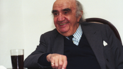 Aleksander Bardini - aktor, reżyser teatralny i filmowy, pedagog, w swoim warszawskim mieszkaniu, 1993 r. Fot. PAP/Janusz Mazur 