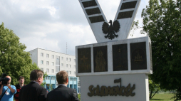 Premier Donald Tusk (P) z wojewodą Jerzym Millerem (L) składają kwiaty pod Pomnikiem Solidarności w Nowej Hucie, 2009 r. PAP/Jacek Bednarczyk