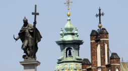Panorama Starego Miasta w Warszawie: w środku wieża kościoła jezuitów. Fot. Andrzej Rybczyński (PAP)