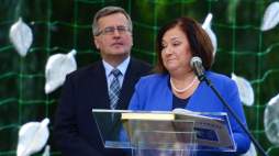 Warszawa, 08.09.2012. Prezydent Bronisław Komorowski (L) z małżonką Anną (P) podczas akcji Narodowe czytanie "Pana Tadeusza", w Ogrodzie Saskim w Warszawie. Fot. PAP/Jacek Turczyk