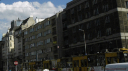 Kamienica przy Alejach Jerozolimskich 101 w Warszawie (druga od prawej). Fot. PAP/Longin Wawrynkiewicz