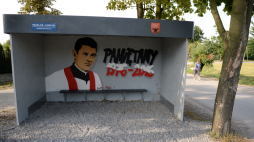 Trablice, graffiti przedstawiające postać ks. Romana Kotlarza (2017 r.). Fot. Piotr Polak (PAP)