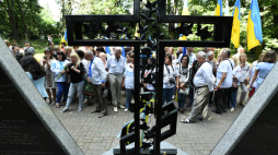 Sahryń (woj. Lubelskie), 8.07.2018 r. Obywatele Ukrainy podczas uroczystości ku pamięci ofiar akcji odwetowej przeprowadzonej w 1944 przez oddziały AK w miejscowości Sahryń na Lubelszczyźnie. Fot. PAP/Wojciech Pacewicz