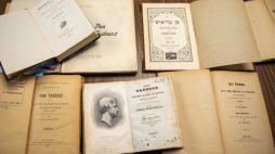 Najstarsze wydania "Pana Tadeusza” Adama Mickiewicza - w tym pierwodruk z 1834 roku - na wystawie przygotowanej przez Wojewódzką Bibliotekę Publiczną im. Marszałka J. Piłsudskiego w Łodzi. Fot. PAP/Grzegorz Michałowski