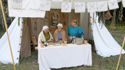 XVII Jaćwieski Festyn Archeologiczny „Szwajcaria 2021” (w suwalskiej Szwajcarii) w rezerwacie „Cmentarzysko Jaćwingów” w Studzienicznych k. Suwałk. Fot. PAP/Artur Reszko
