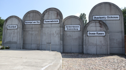 Tablice na dawnej stacji Radegast z której deporowano do obozów Żydów z getta w Litzmannstadt. Fot. PAP/Marian Zubrzycki 