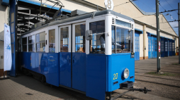 Kraków, 12.03.2025. Prezentacja wyremontowanego historycznego tramwaju zestawionego z wagonów typu N na terenie zajezdni tramwajowej Podgórze w Krakowie. Fot. PAP/Łukasz Gągulski