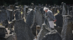 Kamienie symbolizujące macewy – żydowskie nagrobki, upamiętniające 900 000 spoczywających w Treblince ofiar zagłady. Fot. PAP/Leszek Szymański