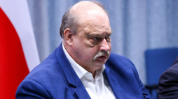 Warszawa, 28.10.2025 r. Członek Kolegium IPN prof. dr hab. Wojciech Polak podczas wysłuchania kandydatów na prezesa IPN. Fot. PAP/Albert Zawada