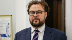 Warszawa, 19.11.2025 r. Dr Bartosz Machalica podczas konferencji prasowej w Sejmie. Fot. PAP/Albert Zawada