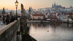 Praga, 21.01.2026 r. Widok na zamek na Hradczanach z Mostu Karola w Pradze. Fot. PAP/Marcin Gadomski
