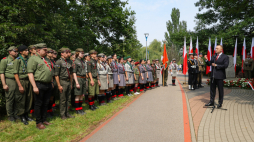 Obchody 82. rocznicy wybuchu Powstania Warszawskiego. Prezydent RP Karol Nawrocki (P) na uroczystości upamiętnienia Ofiar Rzezi Woli pod tablicą pamiątkową w parku im. Edwarda Szymańskiego w Warszawie. Fot. PAP/Paweł Supernak