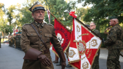 Komendant marszu Dionizy Krawczyński podczas 61. Marszu Szlakiem Pierwszej Kompanii Kadrowej na krakowskich Oleandrach. Fot. PAP/Łukasz Gągulski