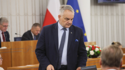 Warszawa, 6.08.2026. Senator Trzeciej Drogi Waldemar Pawlak na sali obrad Senatu w Warszawie. Jednym z punktów obrad było wyrażenie zgody na powołanie Mateusza Szpytmy na prezesa IPN. Fot. PAP/Leszek Szymański