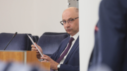 Warszawa, 6.08.2026. Wiceprezes Instytutu Pamięci Narodwej Mateusz Szpytma na sali obrad Senatu w Warszawie. Fot. PAP/Leszek Szymański