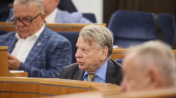 Warszawa, 6.08.2026 r. Senator KO Bogdan Borusewicz na sali obrad Senatu w Warszawie. Jednym z punktów obrad było wyrażenie zgody na powołanie Mateusza Szpytmy na prezesa IPN. Fot. PAP/Leszek Szymański