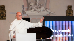 Przeor Klasztoru OO. Dominikanów we Wrocławiu o. Andrzej Kuśmierski podczas konferencji prasowej w Starym Refektarzu Klasztoru OO. Dominikanów we Wrocławiu. Fot. PAP/Krzysztof Ćwik