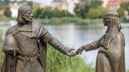 Pomnik przedstawiający Mieszka I i brzemienną Dobrawę nad jeziorem Jelonek w Gnieźnie. To pierwsza w Polsce rzeźba prezentująca Dobrawę w chwili oczekiwania na narodziny syna, który jako Bolesław Chrobry zostanie pierwszym koronowanym królem Polski. Fot. PAP/Paweł Jaskółka