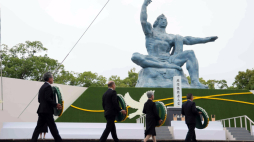 Uczestnicy składają kwiaty podczas ceremonii upamiętniającej pokój w Parku Pokoju w Nagasaki, w południowo-zachodniej Japonii, 9 sierpnia 2026 r. W 1945 roku Stany Zjednoczone zrzuciły dwie bomby atomowe na Hiroszimę i Nagasaki odpowiednio 6 i 9 sierpnia, zabijając ponad 200 000 osób. Fot. EPA/JIJI PRESS JAPAN OUT EDITORIAL ONLY/ Autor: PAP/EPA