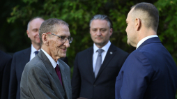 Syn podporucznika Sergiusza Piaseckiego prof. Władysław Tomaszewicz (L) odbiera akt pośmiertnego mianowania ojca na stopień kapitana Wojska Polskiego z rąk prezydenta RP Karola Nawrockiego (2P) oraz wicepremiera, ministra obrony narodowej Władysława Kosiniaka-Kamysza (P) podczas Apelu Pamięci przed Pomnikiem Poległych w 1920 r. na Cmentarzu Wojskowym na Powązkach w Warszawie, 14 bm. Uroczystość odbywa się w ramach obchodów Święta Wojska Polskiego. Fot. PAP/Piotr Nowak