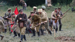Rekonstrukcja Bitwy Warszawskiej 1920 w miejscowości Ossów. Fot. PAP/Albert Zawada