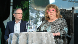 Dyrektorka Teatru Żydowskiego im. Estery Rachel i Idy Kamińskich Gołda Tencer i dyrektor Biura Kultury w Urzędzie M.St. Warszawy Artur Jóźwik podczas konferencji prasowej organizatorów 23. Festiwalu Kultury Żydowskiej Warszawa Singera na letniej scenie Teatru Żydowskiego w Warszawie. Fot. PAP/Marcin Obara